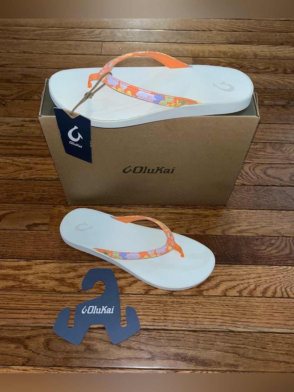 OluKai Puawe Flip Flops Lei / White Sand & Orange Detail Women’s Size 11